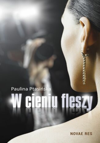 W cieniu fleszy Paulina Ptasińska - okladka książki